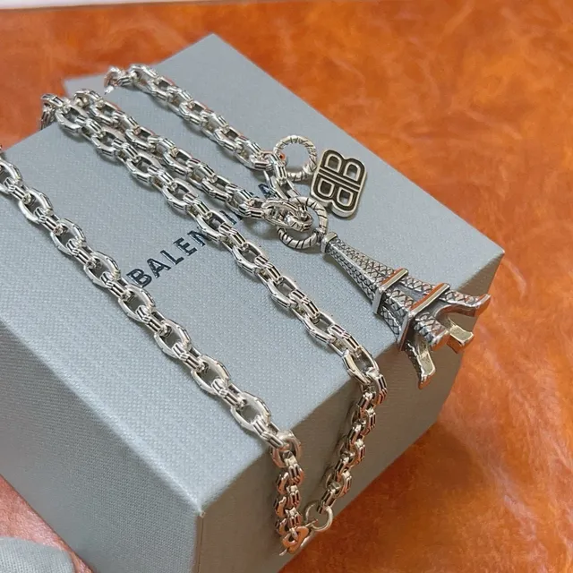 Balenciaga Eiffel Tower and BB Logo colar prateado corrente curb charme colar 7