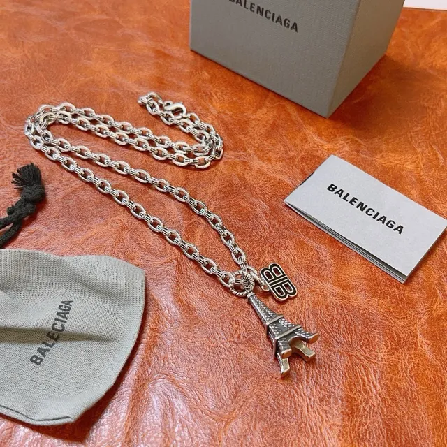 Balenciaga Eiffel Tower and BB Logo colar prateado corrente curb charme colar 9