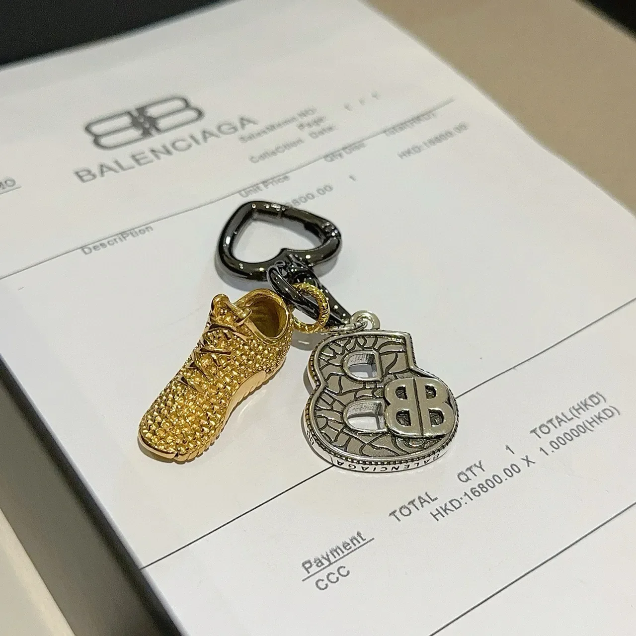 Balenciaga Bracelet Charm Mini Sneaker Or Argent Forme Cœur Logo BB 2