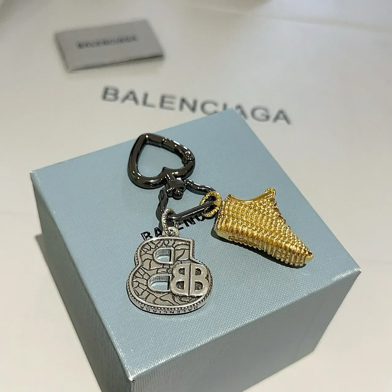 Balenciaga Bracelet Charm Mini Sneaker Or Argent Forme Cœur Logo BB 3