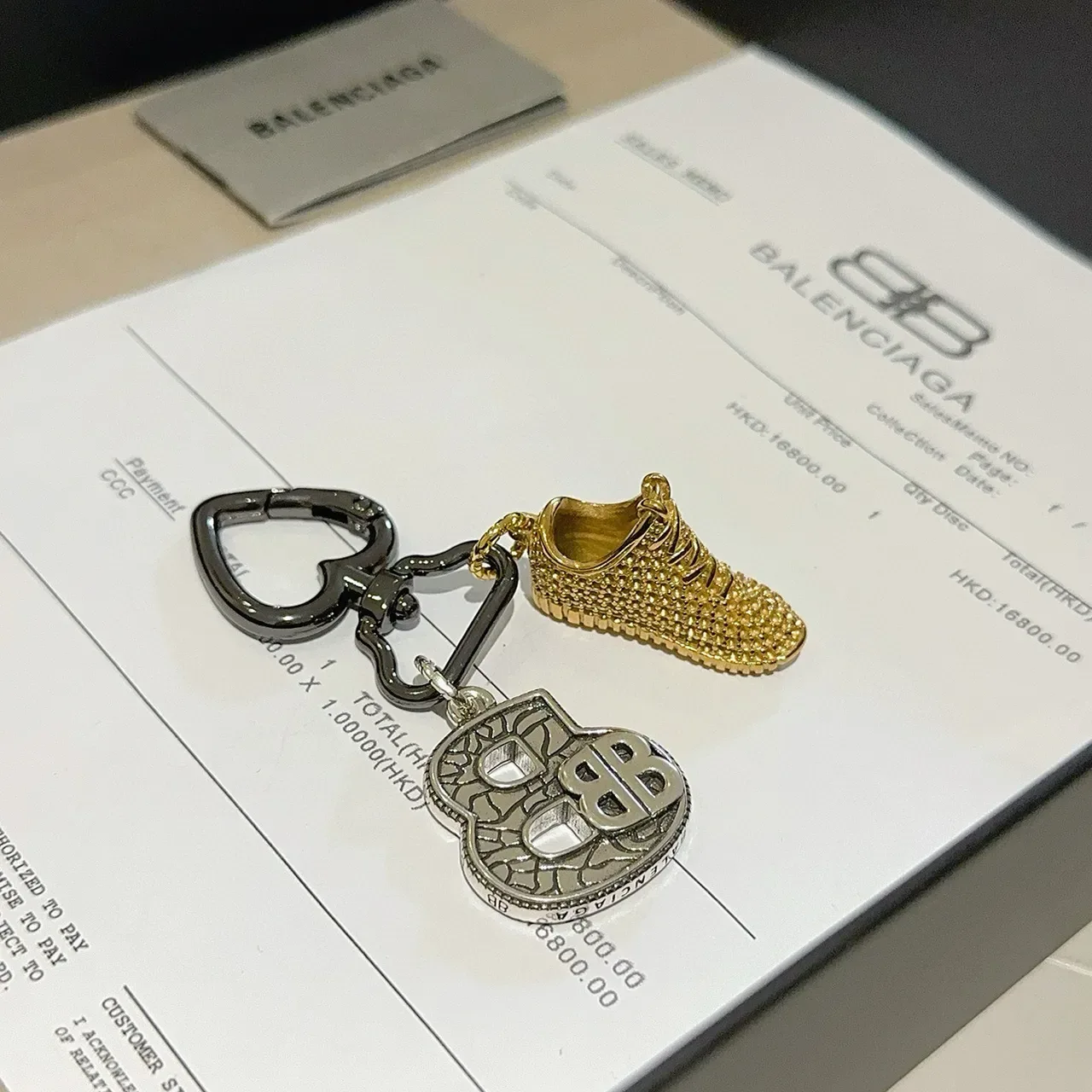 Balenciaga Bracelet Charm Mini Sneaker Or Argent Forme Cœur Logo BB 4