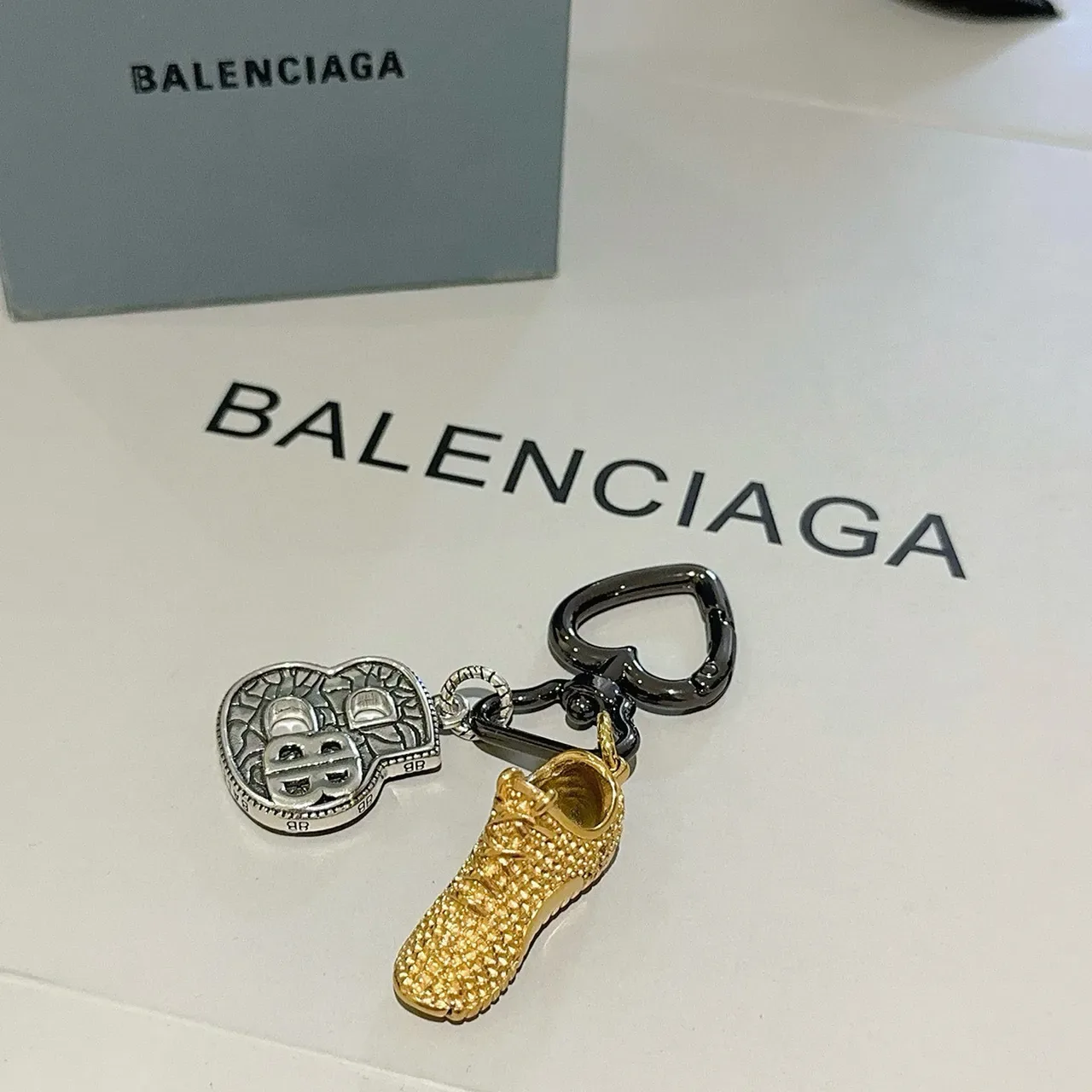Balenciaga Bracelet Charm Mini Sneaker Or Argent Forme Cœur Logo BB 5