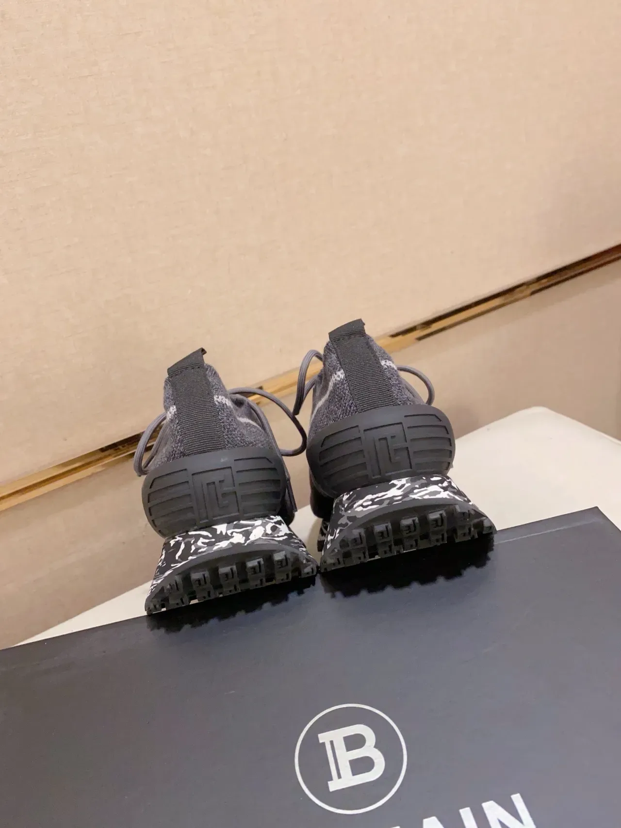Balenciaga Gray White Knit Upper Sculpted Wave Midsole Lifestyle Sneakers 3