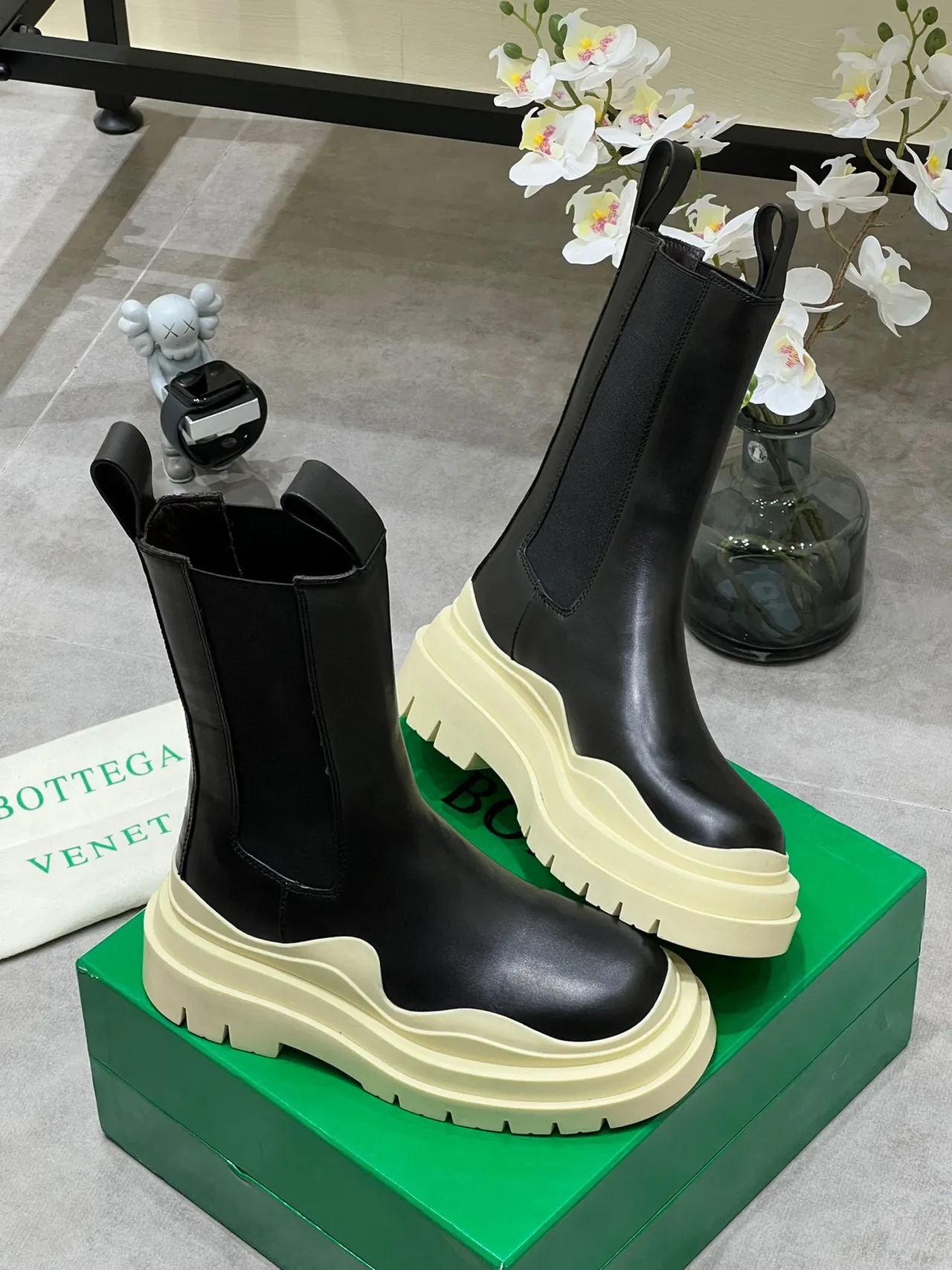 Balenciaga Le Cagole Bottines noires et crème 5