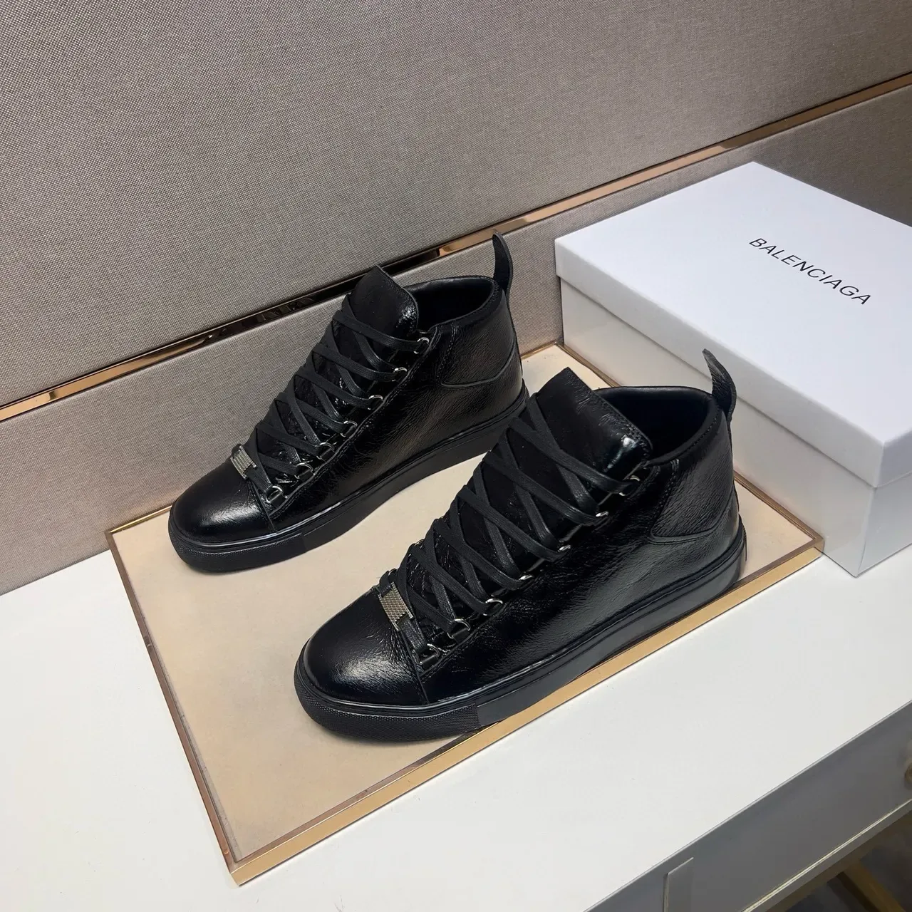 Balenciaga Le Cagole sneaker lifestyle preto alto 3