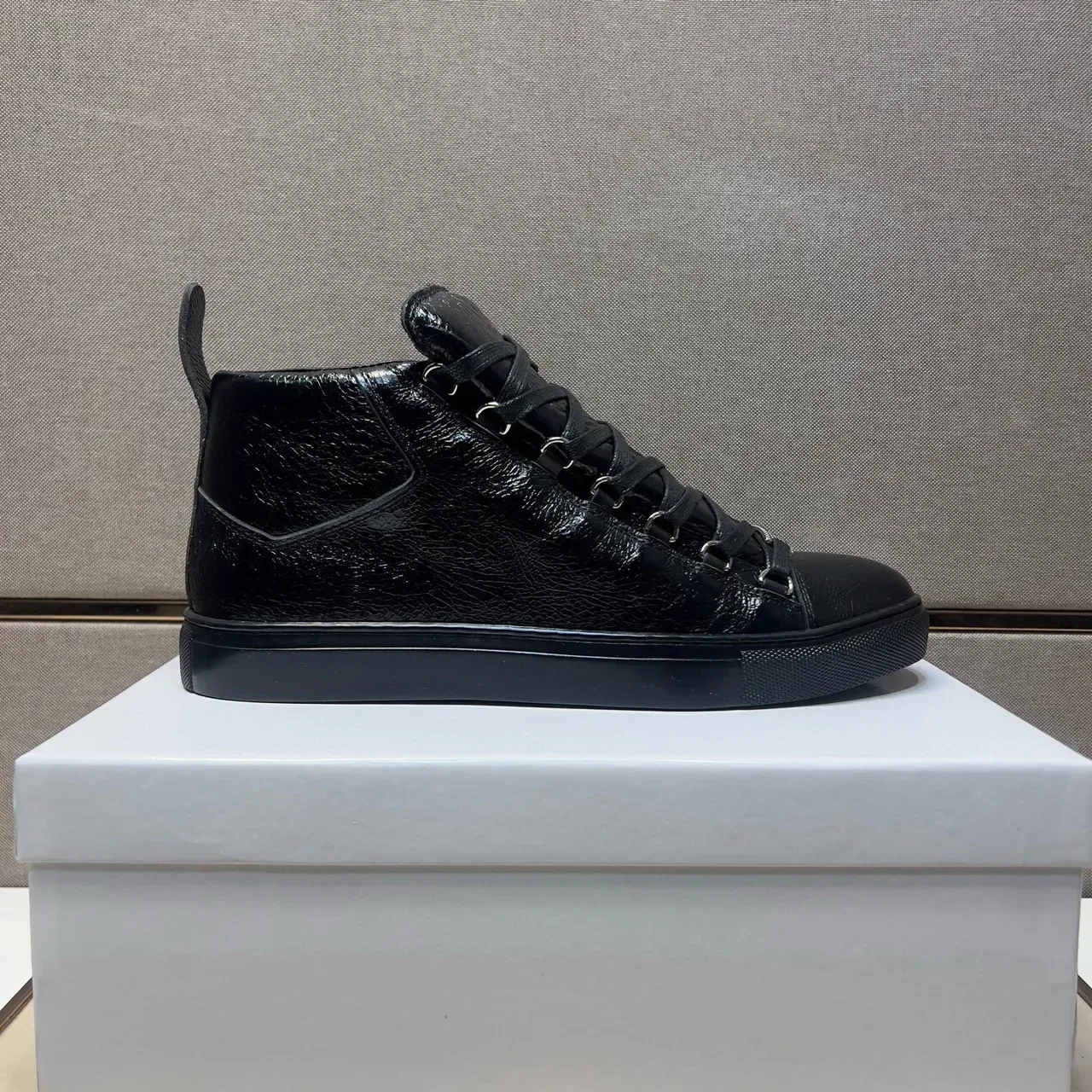 Balenciaga Le Cagole sneaker lifestyle preto alto 4