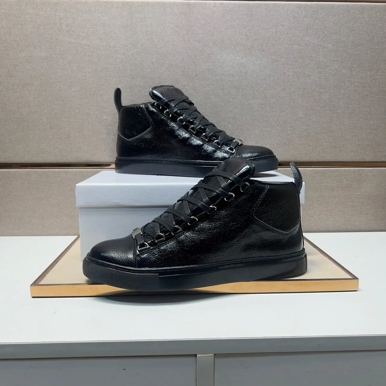 Balenciaga Le Cagole sneaker lifestyle preto alto 5