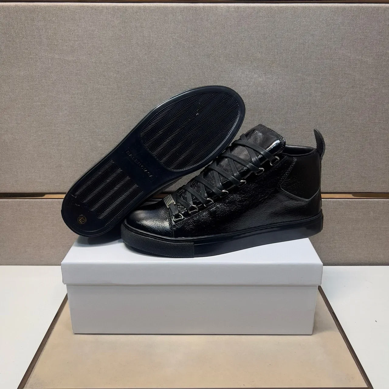 Balenciaga Le Cagole sneaker lifestyle preto alto 8