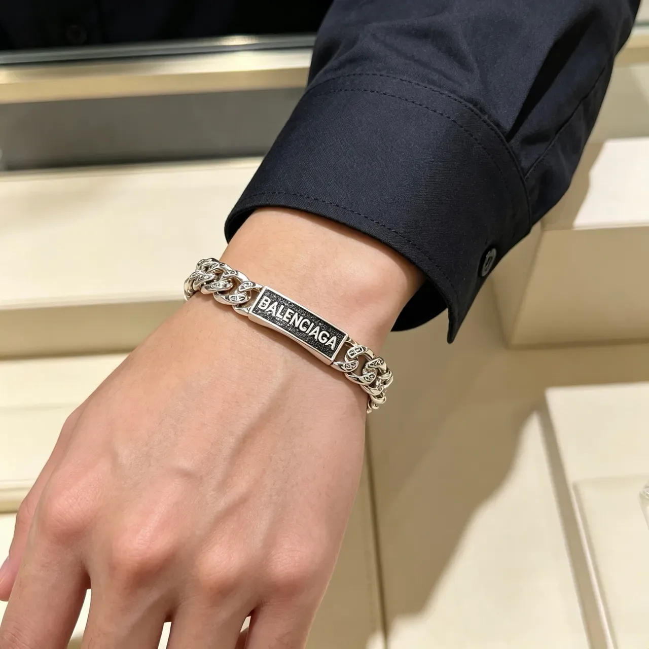 Pulseira Balenciaga Logo Plaque Prata Preta Corrente Curb-Link Chunky Retangular 2