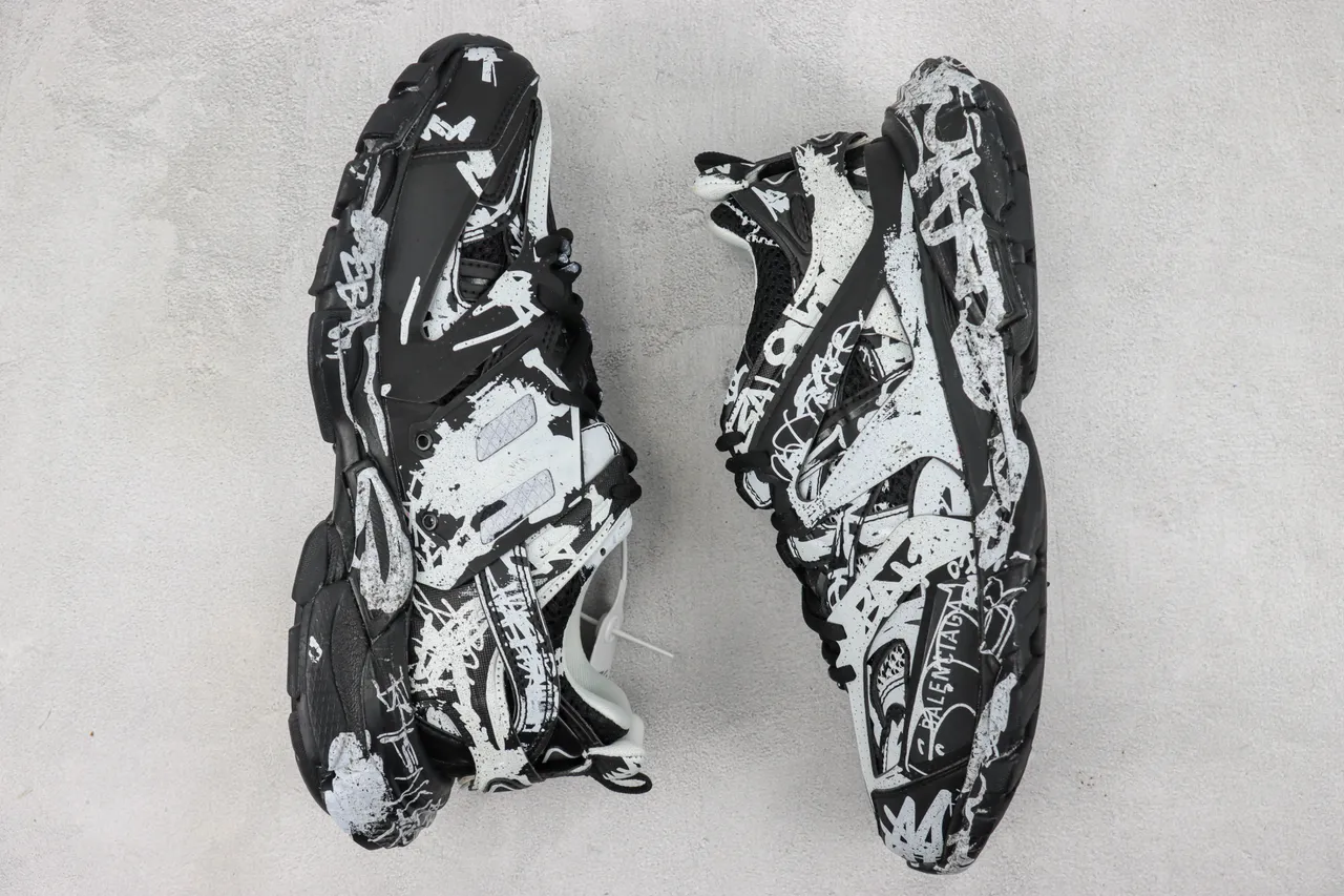Balenciaga Runner Graffiti-Print Black and White zapatillas de suela gruesa 2