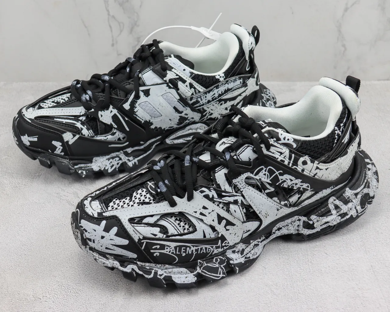 Balenciaga Runner Graffiti-Print Black and White zapatillas de suela gruesa 4