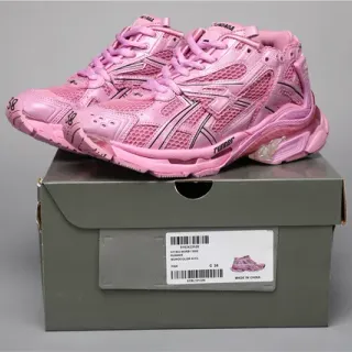Balenciaga Runner أحادي اللون وردي كتلي سنيكرز
