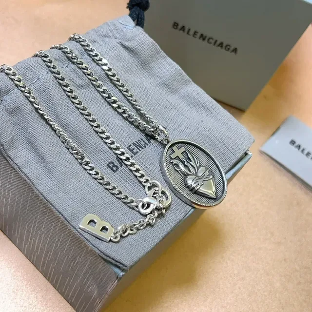 Balenciaga Pendentif Cœur Sacré Chaîne Curb Argent Noir Collier Oval Gravé 2
