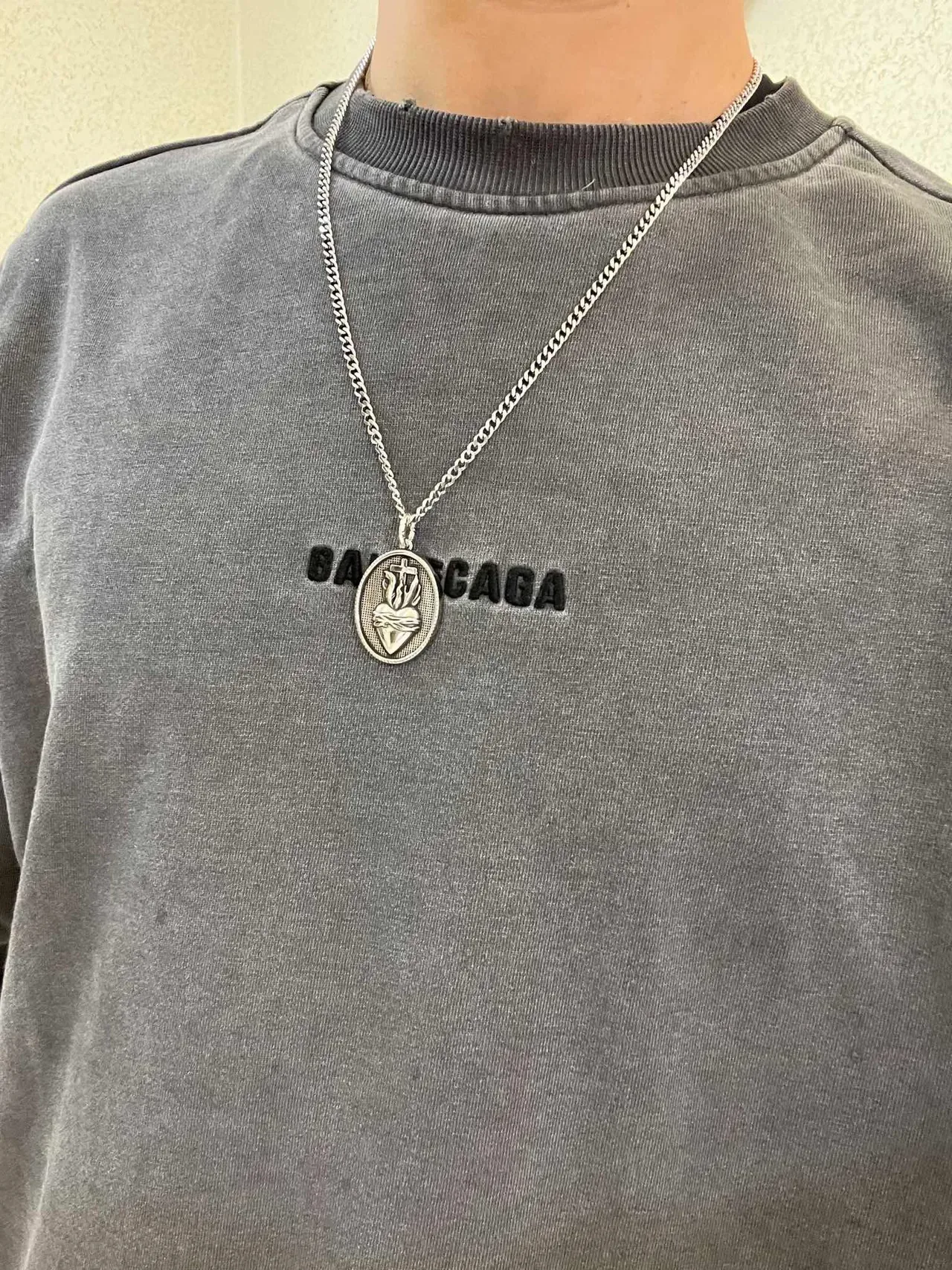 Balenciaga Pendentif Cœur Sacré Chaîne Curb Argent Noir Collier Oval Gravé 3