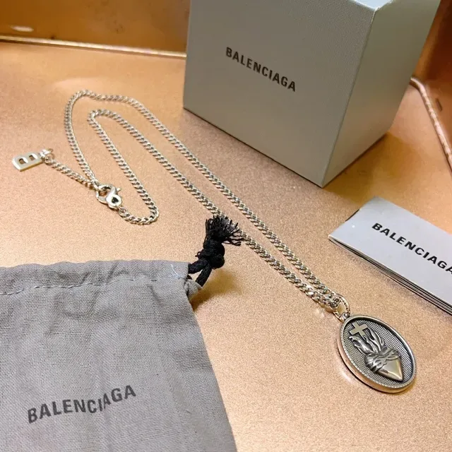 Balenciaga Pendentif Cœur Sacré Chaîne Curb Argent Noir Collier Oval Gravé 4