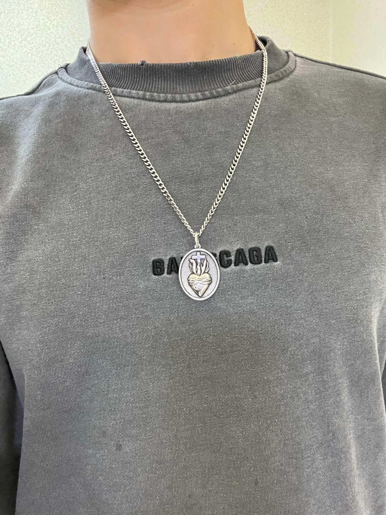 Balenciaga Pendentif Cœur Sacré Chaîne Curb Argent Noir Collier Oval Gravé 5