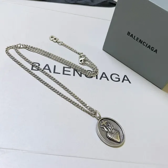 Balenciaga Pendentif Cœur Sacré Chaîne Curb Argent Noir Collier Oval Gravé 6