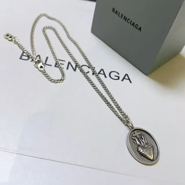 Balenciaga Pendentif Cœur Sacré Chaîne Curb Argent Noir Collier Oval Gravé 7