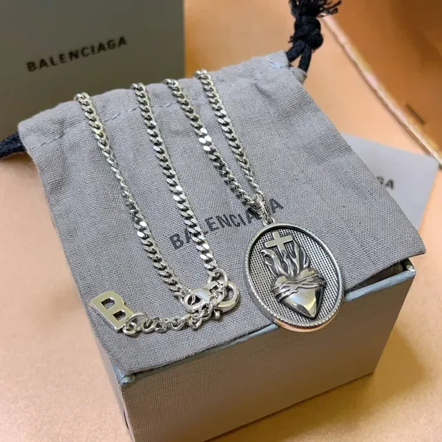 Balenciaga Pendentif Cœur Sacré Chaîne Curb Argent Noir Collier Oval Gravé 9