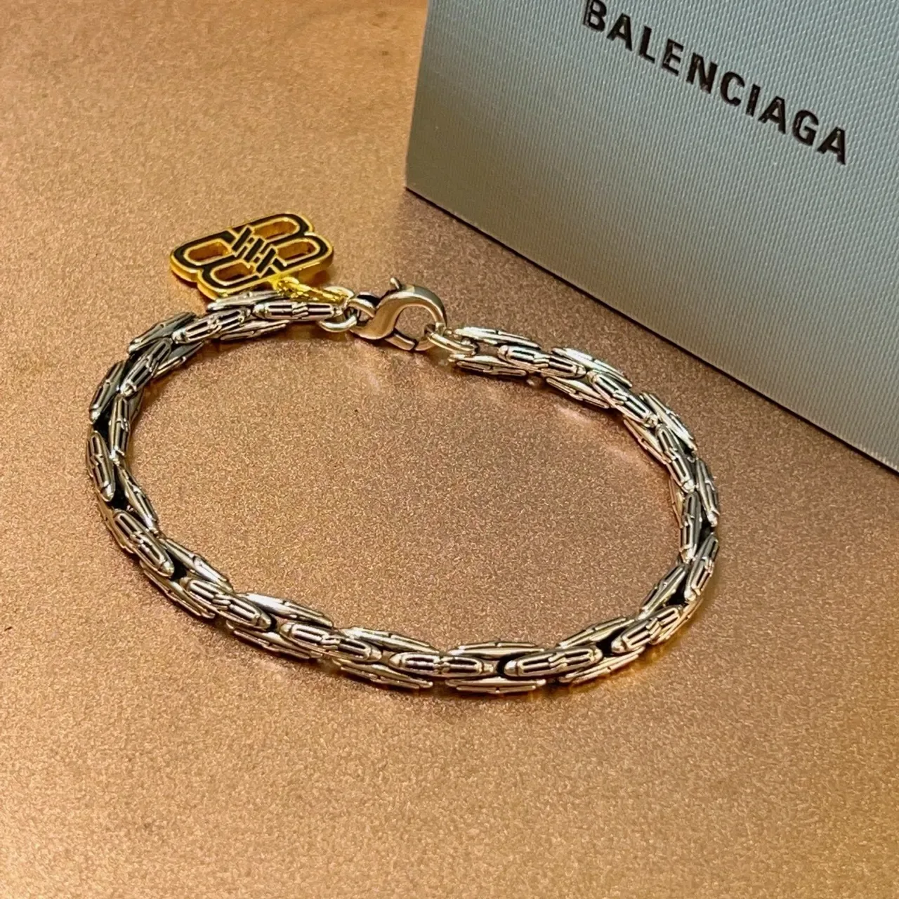 Balenciaga Bracelet Chaîne à Maillons Tordus Argent et Or Charm Logo 2