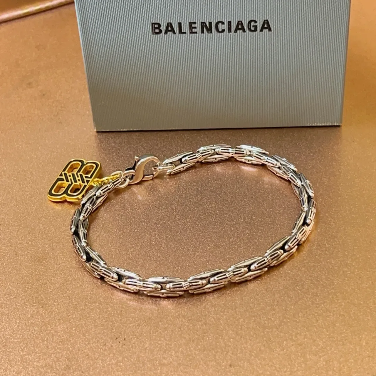 Balenciaga Bracelet Chaîne à Maillons Tordus Argent et Or Charm Logo 3