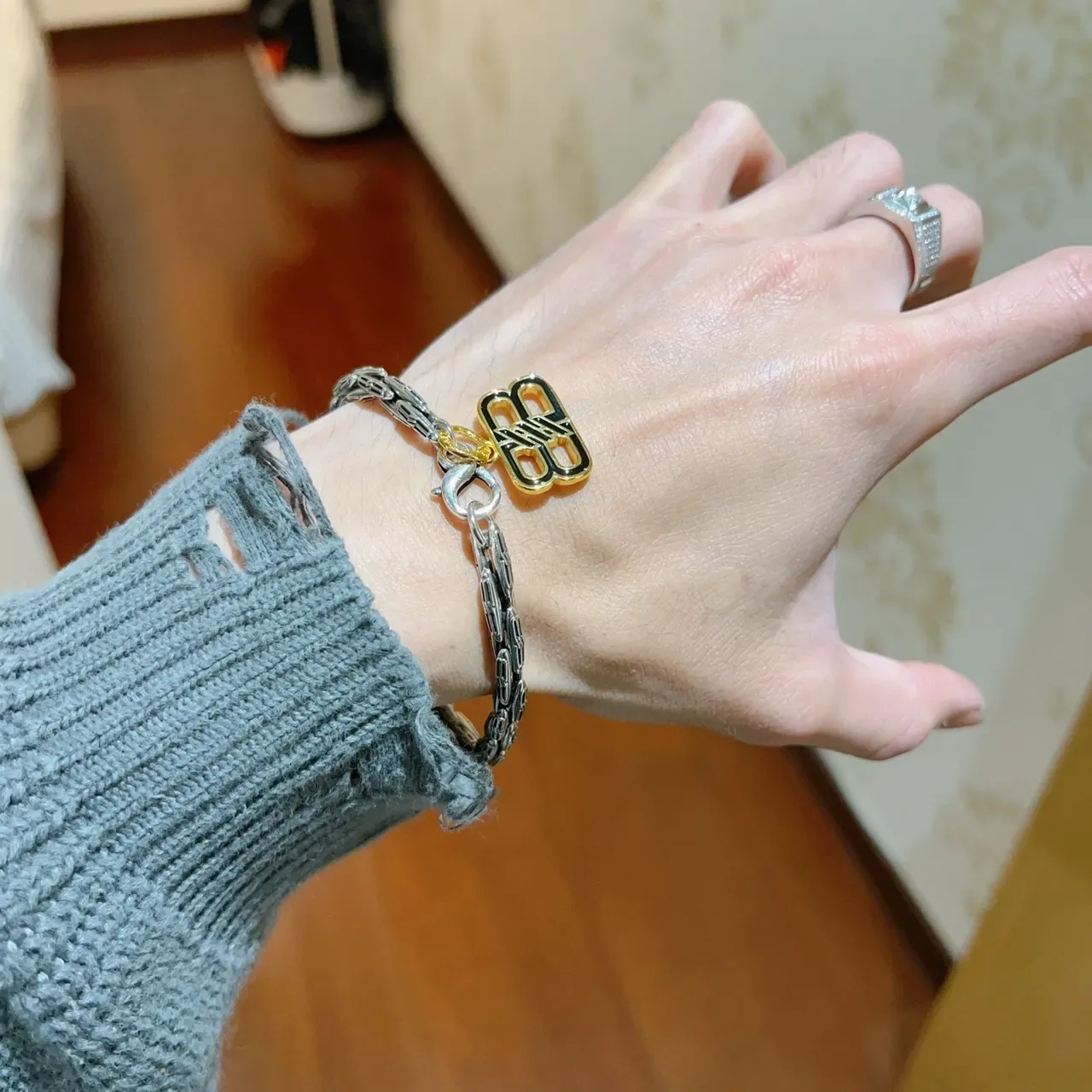 Balenciaga Bracelet Chaîne à Maillons Tordus Argent et Or Charm Logo 4