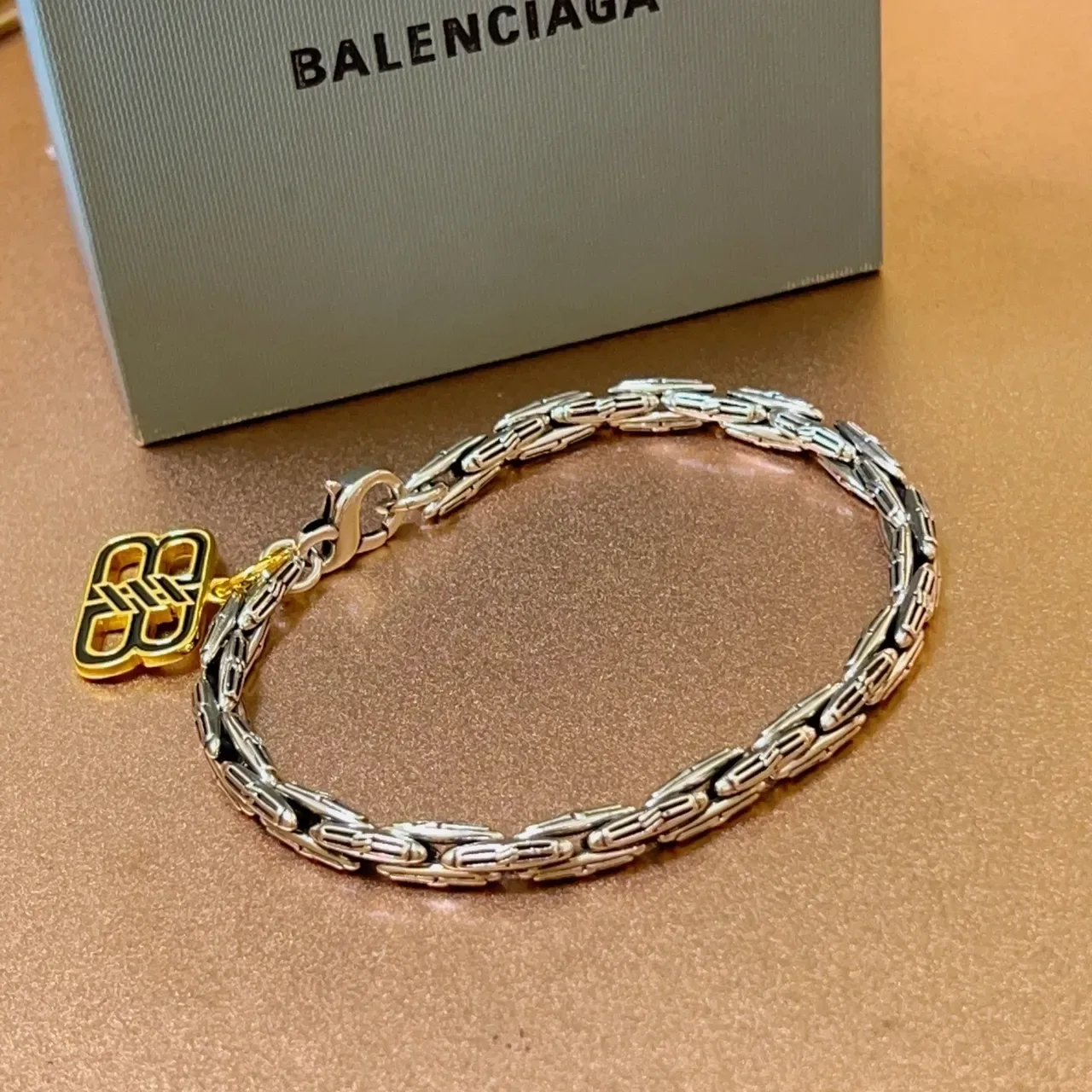 Balenciaga Bracelet Chaîne à Maillons Tordus Argent et Or Charm Logo 5