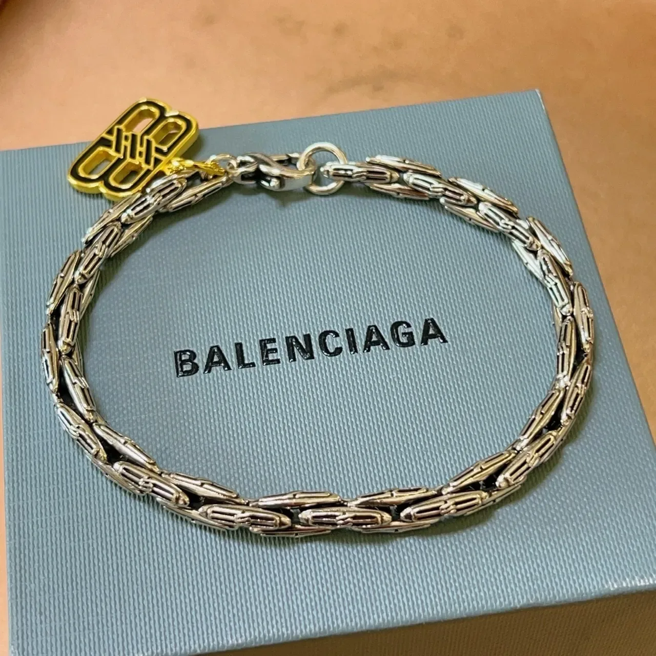 Balenciaga Bracelet Chaîne à Maillons Tordus Argent et Or Charm Logo 6