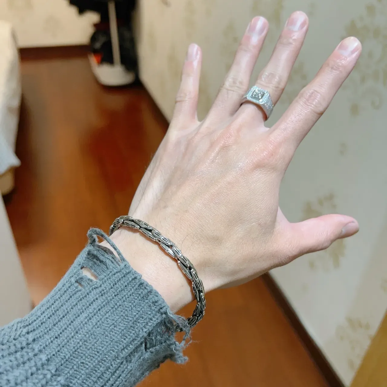 Balenciaga Bracelet Chaîne à Maillons Tordus Argent et Or Charm Logo 7