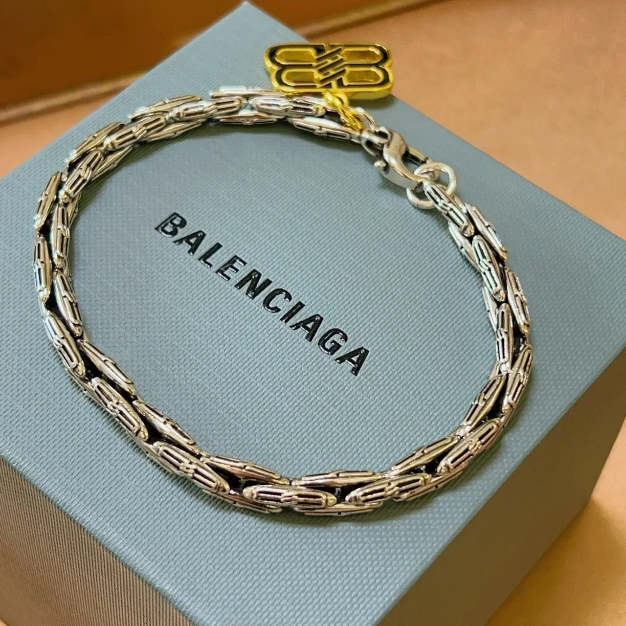 Balenciaga Bracelet Chaîne à Maillons Tordus Argent et Or Charm Logo 9