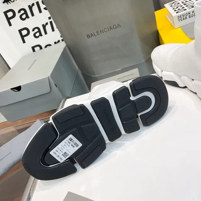 Balenciaga Speed Trainer sneakers lifestyle brancas e pretas 3