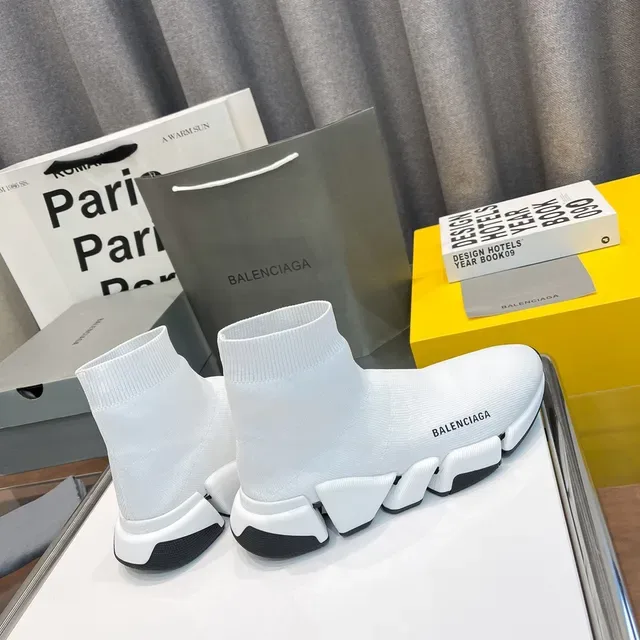 Balenciaga Speed Trainer sneakers lifestyle brancas e pretas 4