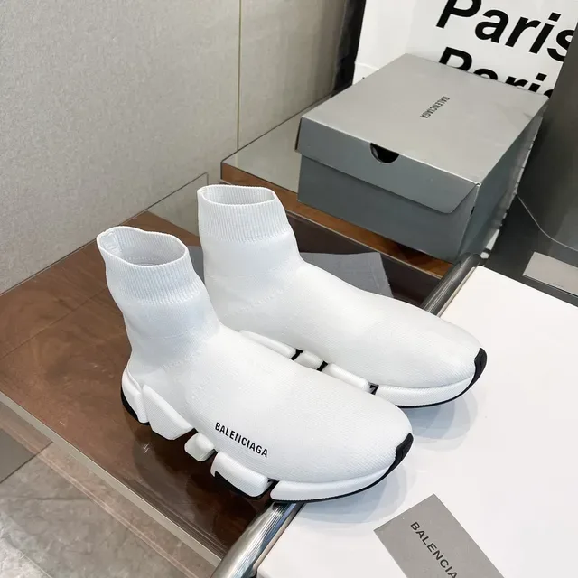 Balenciaga Speed Trainer sneakers lifestyle brancas e pretas 5