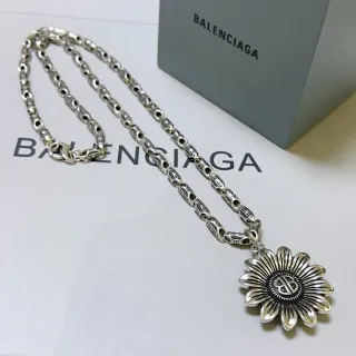 Balenciaga تعليقة دوارة الشمس لون فضي