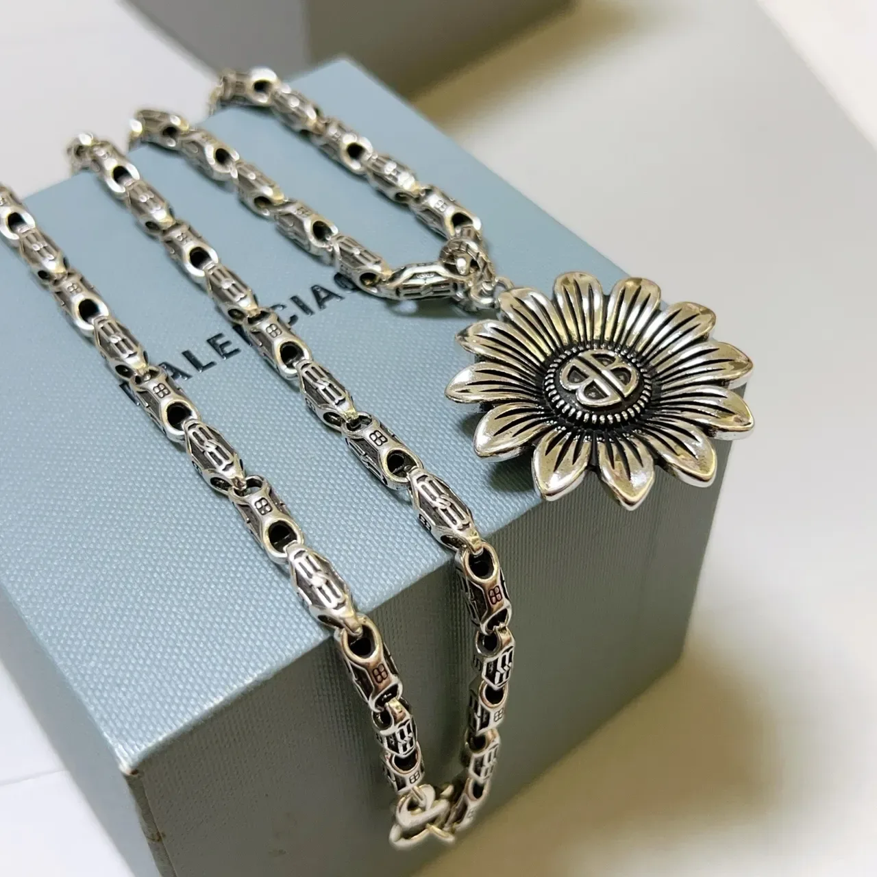 Balenciaga pendentif tournesol collier ton argenté 2