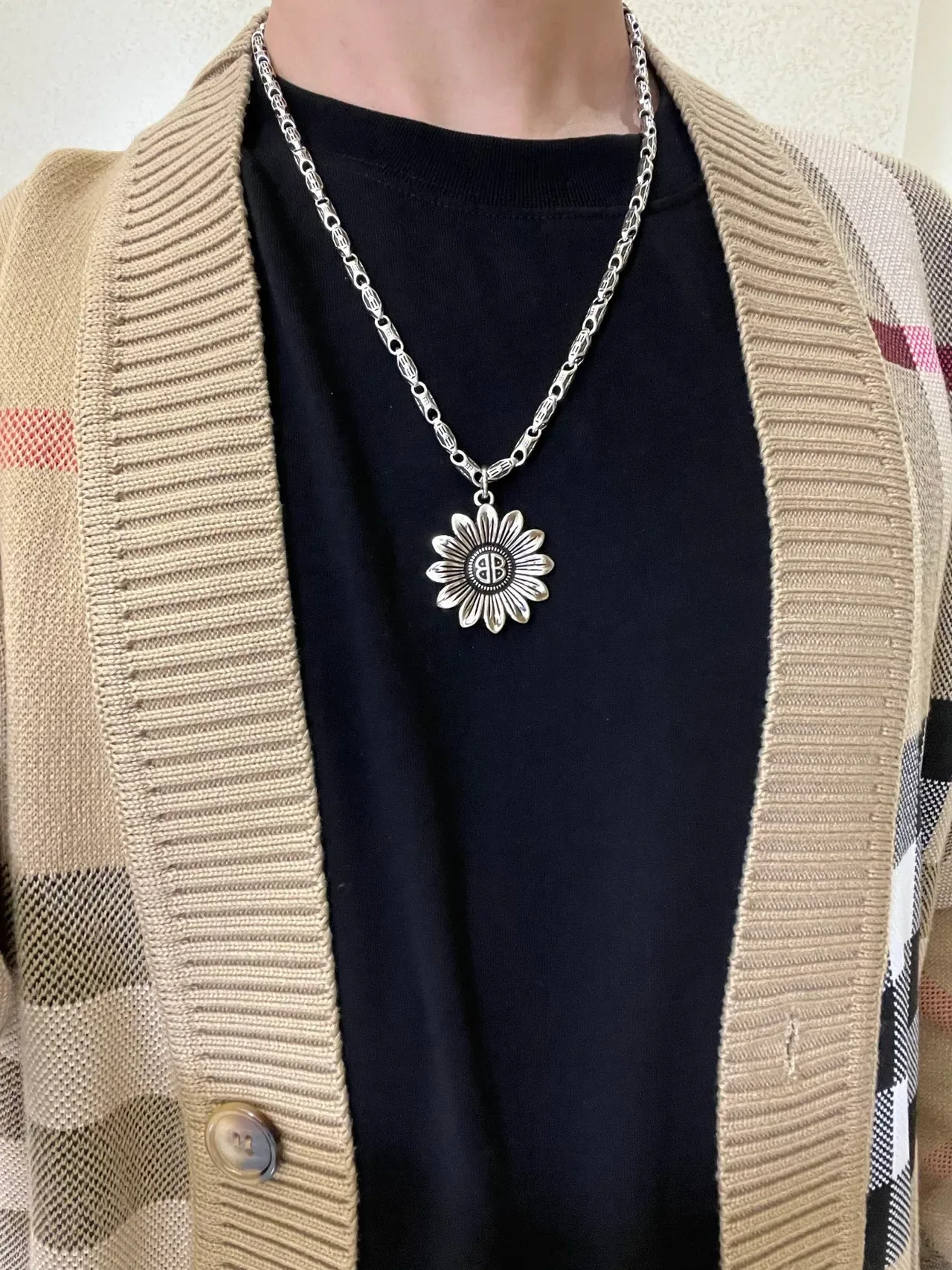 Balenciaga pendentif tournesol collier ton argenté 3