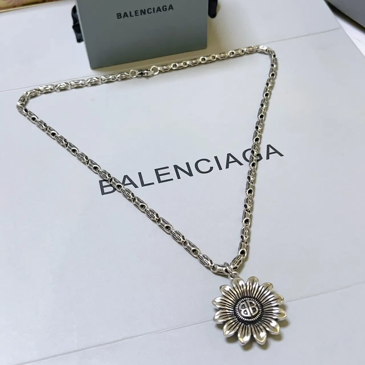 Balenciaga pendentif tournesol collier ton argenté 4