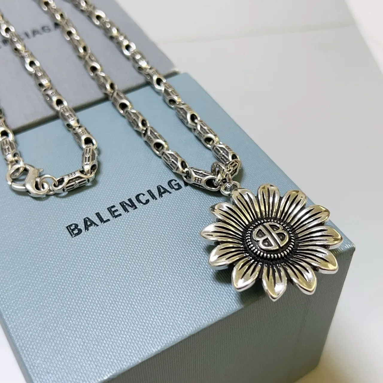 Balenciaga pendentif tournesol collier ton argenté 6