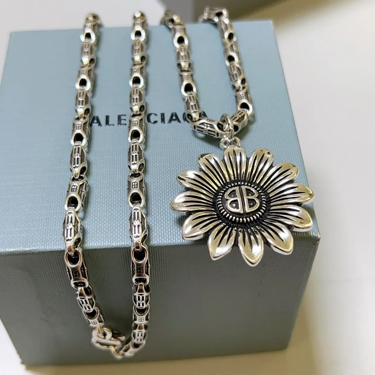 Balenciaga pendentif tournesol collier ton argenté 7