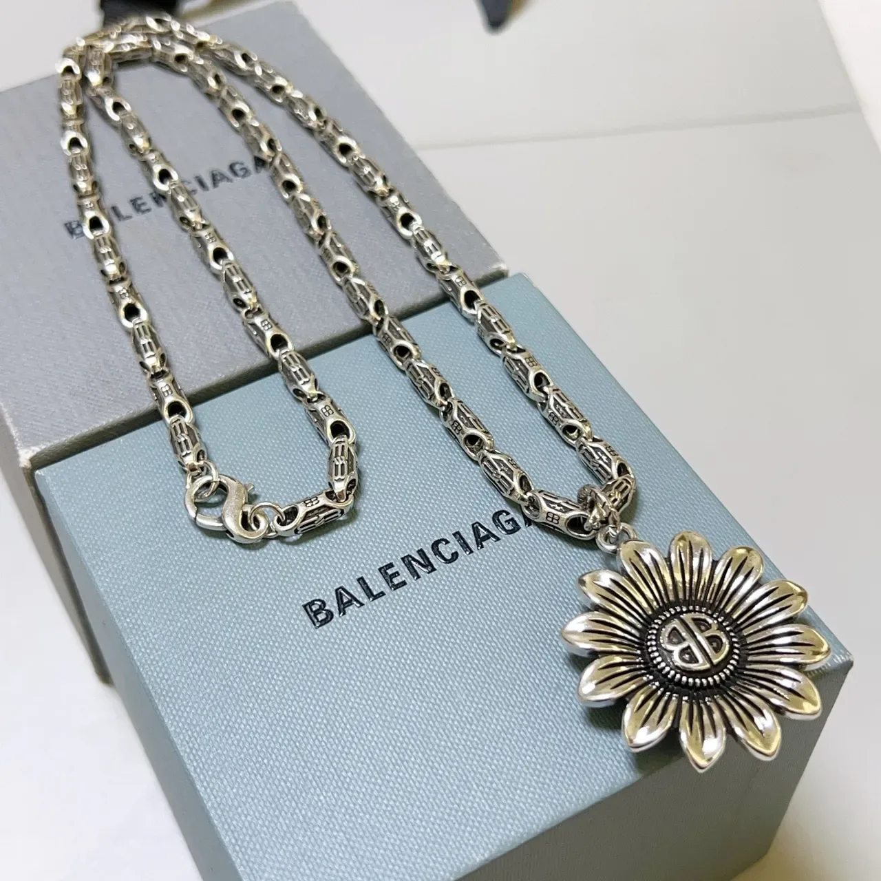 Balenciaga pendentif tournesol collier ton argenté 9