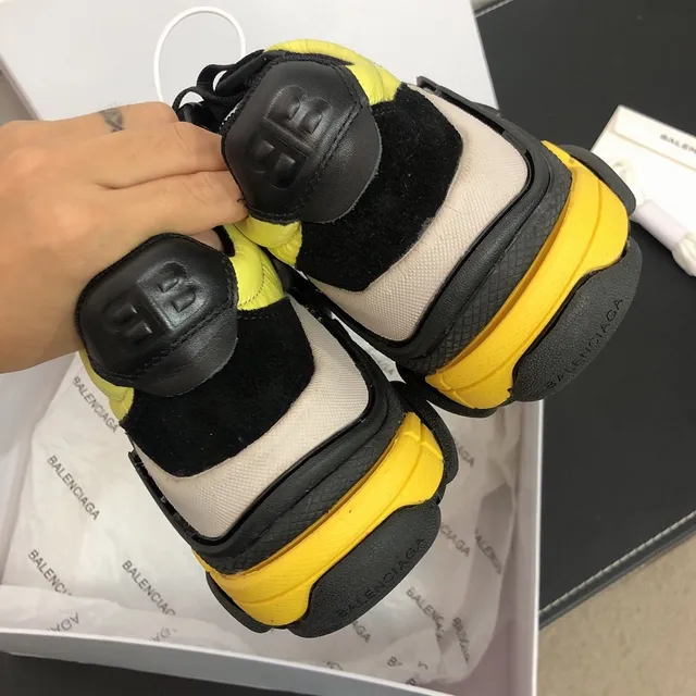 Balenciaga Triple S Preto e Amarelo Tênis Chunky 4