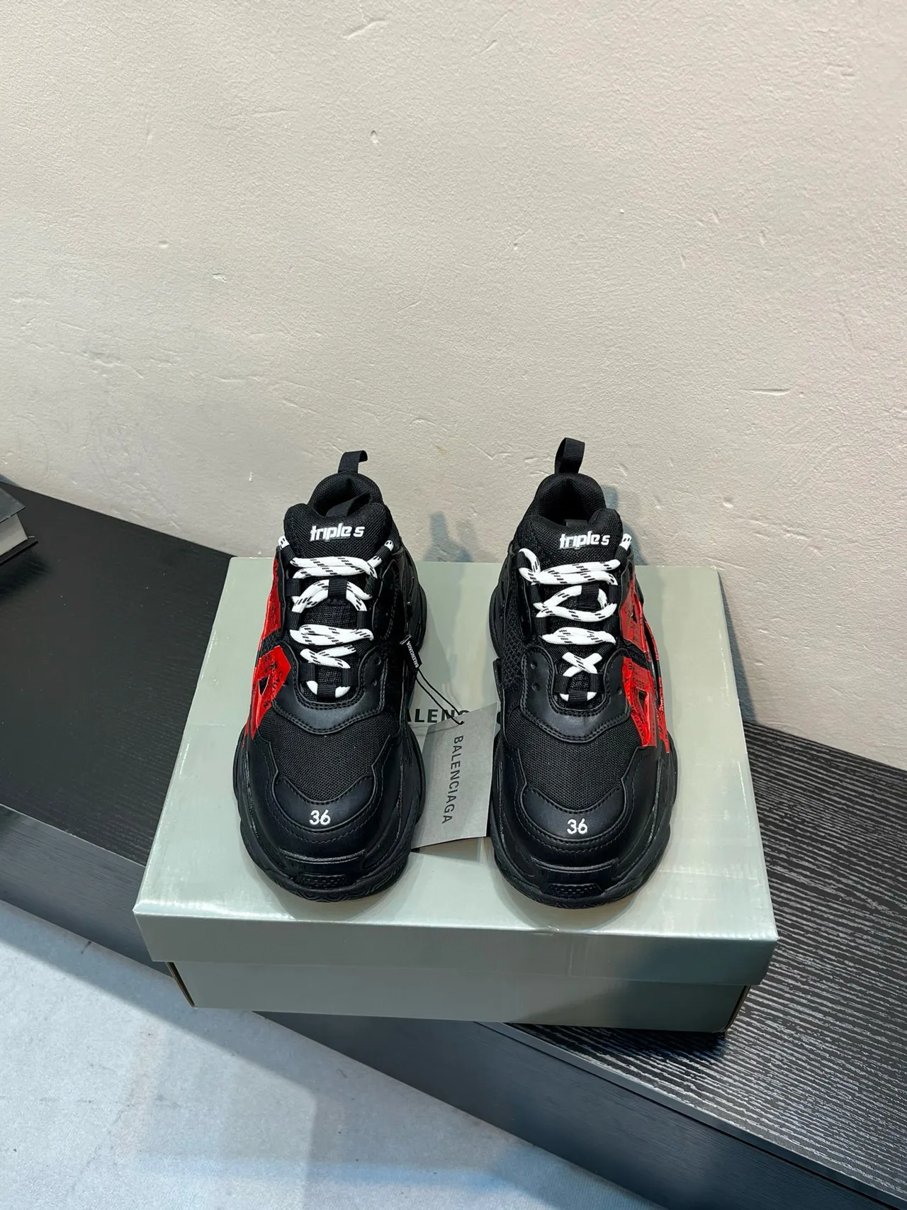 Balenciaga Triple S Chaussures Noires Rouges Ruban d'Avertissement Épaisses 2