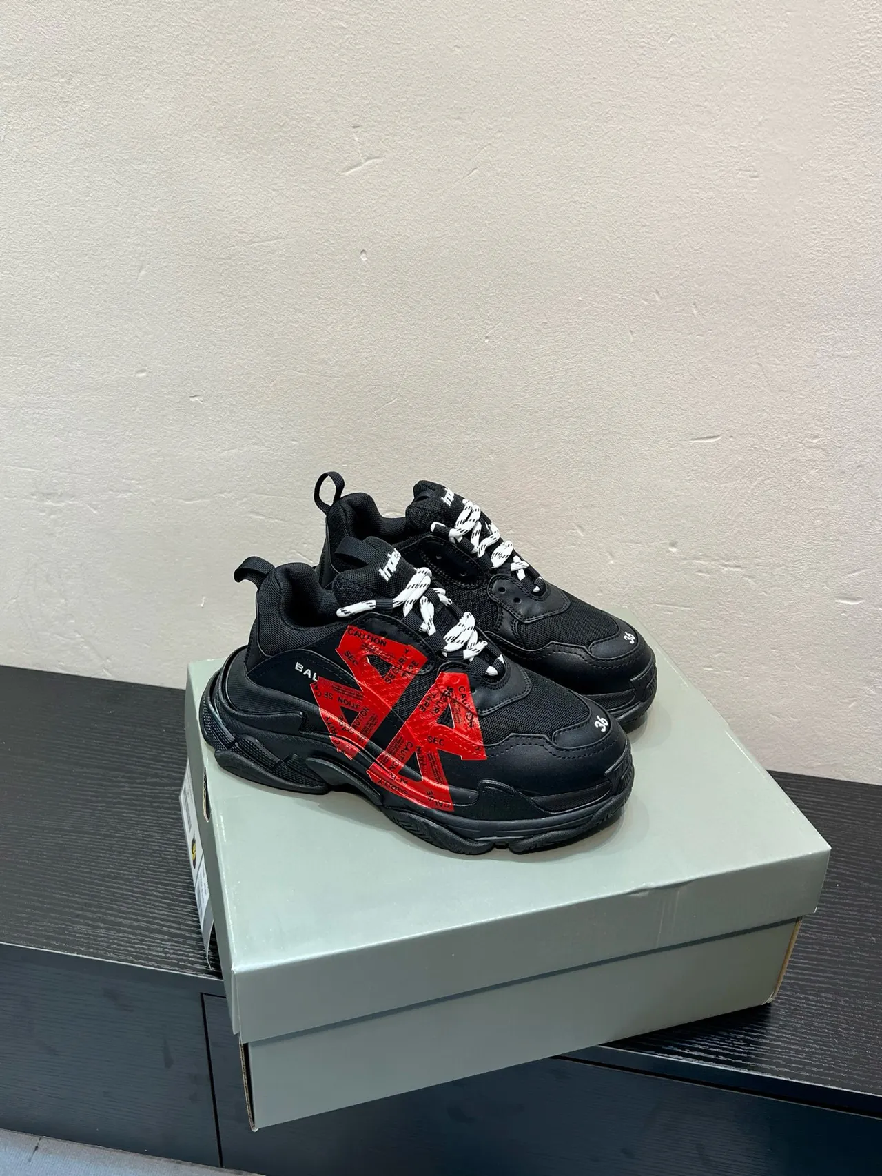 Balenciaga Triple S Chaussures Noires Rouges Ruban d'Avertissement Épaisses 4