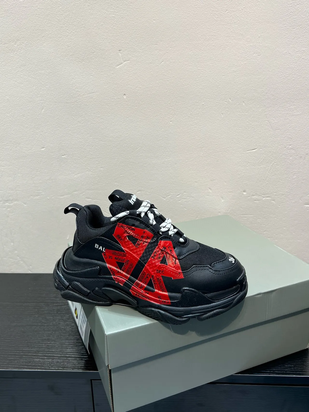 Balenciaga Triple S Chaussures Noires Rouges Ruban d'Avertissement Épaisses 9