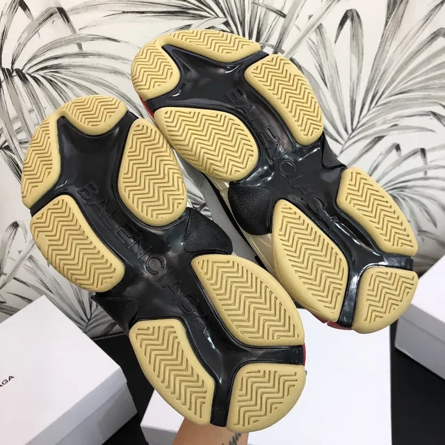Balenciaga Triple S Gris Blanc Rouge Noir baskets chunky 4