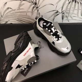 Balenciaga Triple S أبيض أسود رمادي أحمر تشونكي سنيكرز