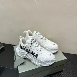 Balenciaga Triple S حذاء رياضي أبيض جرافيتي لوجو تشونكي