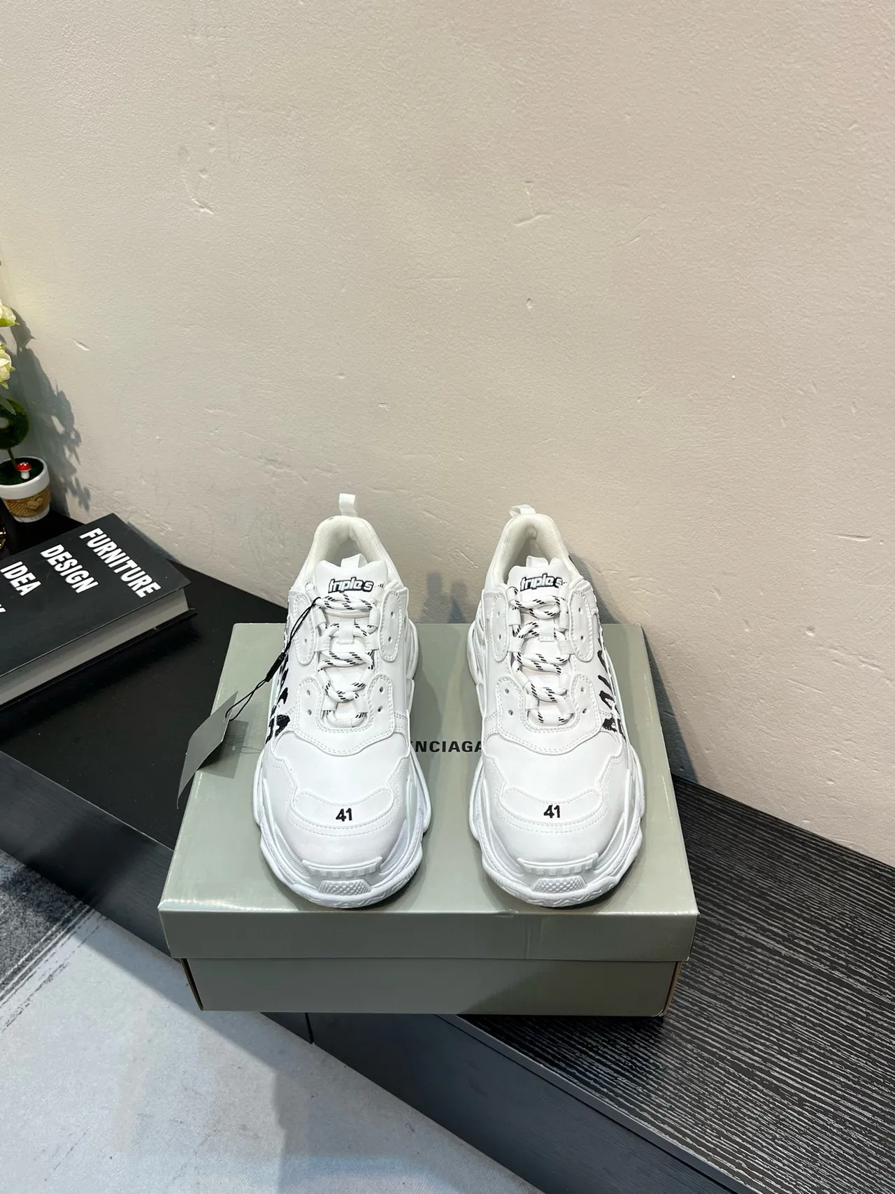 Balenciaga Triple S chaussures chunky blanches avec logo graffiti 2