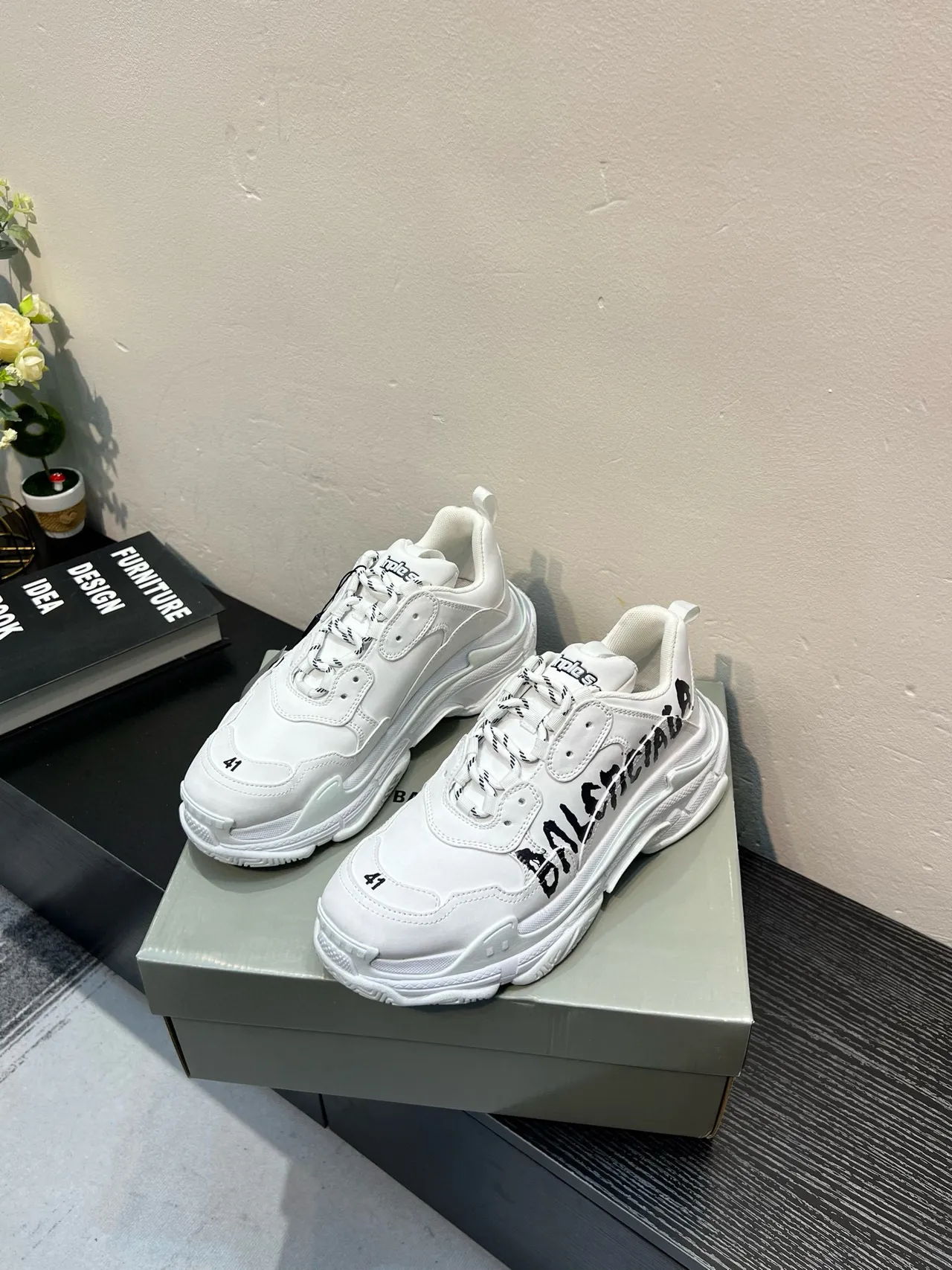 Balenciaga Triple S chaussures chunky blanches avec logo graffiti 3
