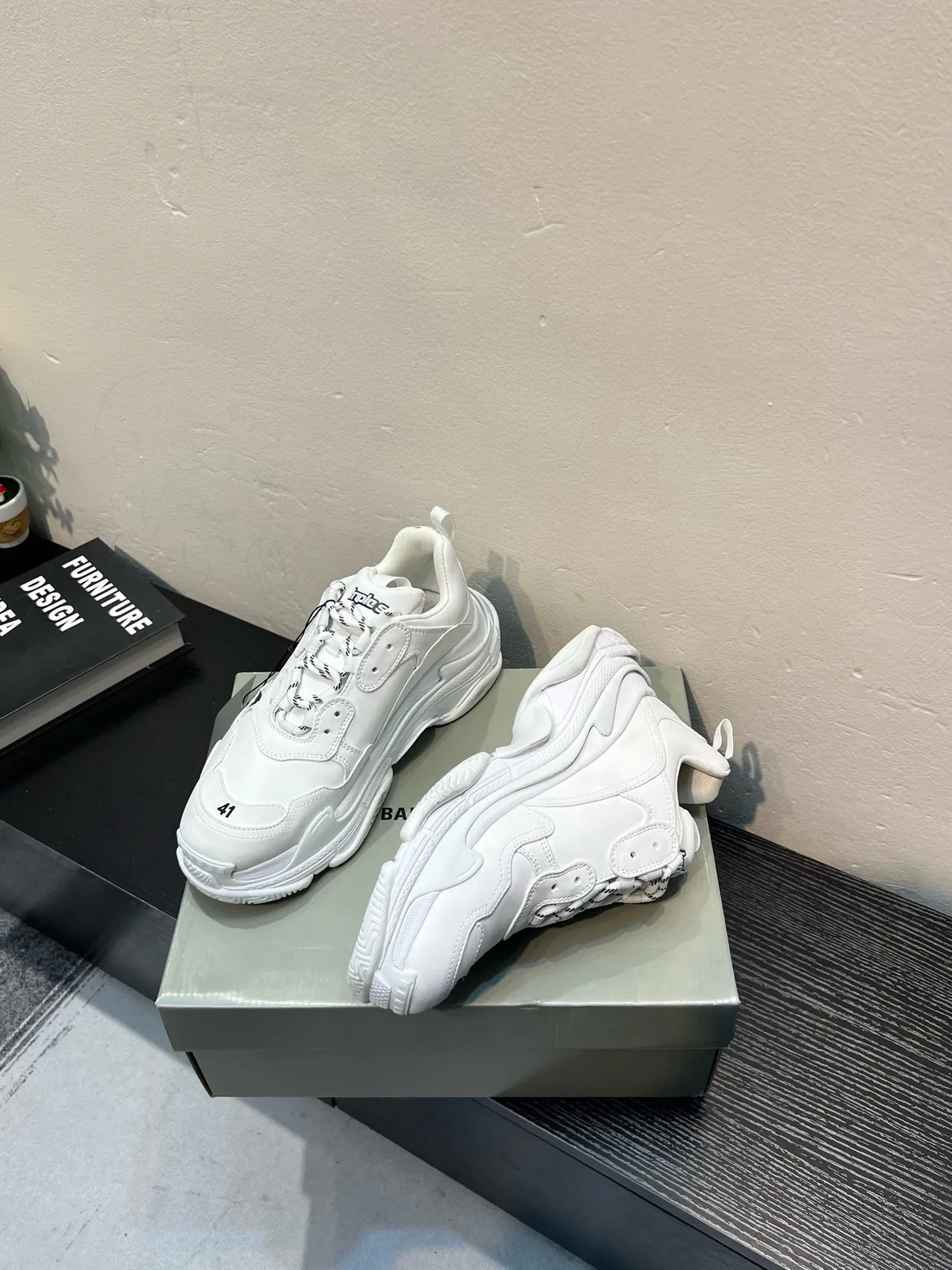 Balenciaga Triple S chaussures chunky blanches avec logo graffiti 4